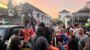 Polisi-dibantu-warga-sekitar-saat-melakukan-evakuasi.jpg