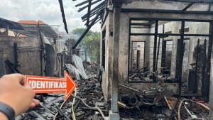 Polisi-melakukan-olah-TKP-kebakaran-rumah-Jalan-Gunung-Andakasa.jpg
