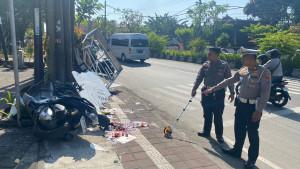 Polisi-melakukan-olah-TKP-laka-lantas.jpg