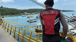 Polisi-memasang-garis-polisi-di-lokasi-jatuhnya-wisatawan-asing-45.jpg