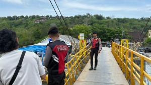 Polisi-memasang-garis-polisi-di-lokasi-jatuhnya-wisatawan-asingawvcse.jpg