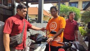 Polisi-menunjukan-tersangka-Yusuf-Nuryadin-alias-Janur-beserta-barang-bukti-motor.jpg