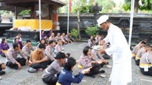 Polres-Gianyar-menggelar-doa-bersama-untuk-tiga-anggota-Polri-223.jpg