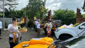 Polres-Kawasan-Bandara-Ngurah-Rai-Gelar-Persembahyangan-Tumpek-Landep.jpg