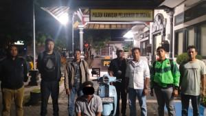 Polsek-Kawasan-Pelabuhan-Gilimanuk-saat-membeberkan-pelaku-dan-barang-bukti-sepeda-motor.jpg