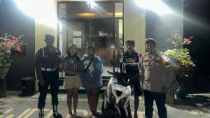 Polsek-saat-mencari-sepeda-motor-yang-hilang-di-Nusa-Penida.jpg