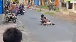 Potongan-video-yang-menunjukan-aksi-seorang-pria-berlanjang-dada.jpg