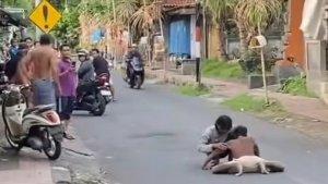 Potongan-video-yang-menunjukan-aksi-seorang-pria-merangkak-di-tengah-jalan.jpg