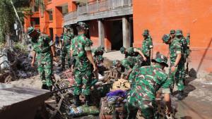 Prajurit-TNI-Kodam-IXUdayana-diterjunkan-untuk-penanggulangan-bencana-banjir.jpg