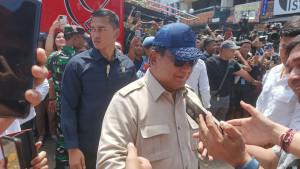 Presiden-Prabowo-saat-menyapa-warga-masyarakat-di-depan-Pasar-Kumbasari.jpg