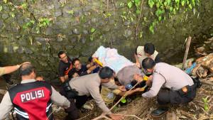 Proses-evakuasi-BPBD-Bali-dan-aparat-kepolisian-mengevakuasi-Ni-Nengah-Sukerni-yang-jatuh.jpg