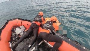 Proses-evakuasi-Denden-Nugarah-korban-terseret-arus-di-Pantai-Kedonganan.jpg