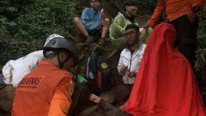 Proses-evakuasi-lima-pendaki-yang-alami-kelelahan-saat-turun-dari-Gunung-Batukaru-56.jpg