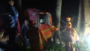 Proses-evakuasi-sopir-truk-tangki-BBM-yang-terguling-di-Karangasem.jpg