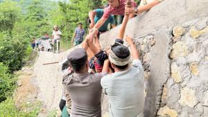Proses-evakuasi-warga-Desa-Sakti-yang-meninggal-dunia-scd.jpg