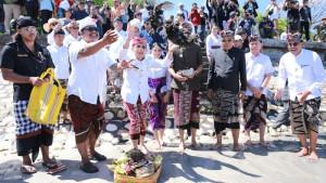 Proses-ngaturang-pakelem-saat-pembukaan-Nusa-Penida-Festival-789.jpg