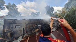 Proses-pemadaman-kebakaran-di-kediaman-seorang-warga-di-Bangli.jpg