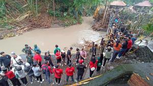 Proses-pembersihan-sampah-sisa-banjir-di-bantaran-Tukad-Badung.jpg