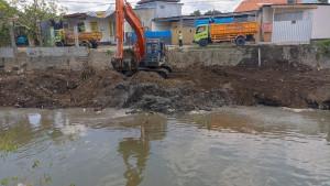 Proses-pengerukan-sedimentasi-Tukad-Badung-di-kawasan-Jalan-Pulau-Biak-Denpasar.jpg