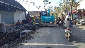 Proyek-Pembangunan-Trotoar-di-Jalan-Raya-Sading.jpg