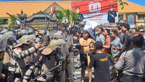 Puluhan-pendemo-melakukan-aksi-Demonstrasi-di-Polres-Buleleng.jpg