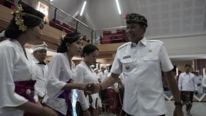 Putu-Parwata-menyerahkan-SK-pengangkatan-PPPK-kepada-salah-satu-pegawai.jpg