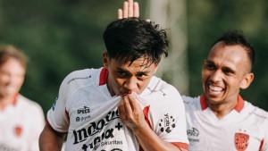 RAYAKAN-GOL-Selebrasi-pemain-muda-Bali-United-Reyner-Barusu.jpg