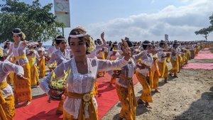 Ratusan-Penari-Pendet-Pasepan-Iringi-Ritual-Pakelem-di-pembukaan-Festival-Nusa-Penida.jpg