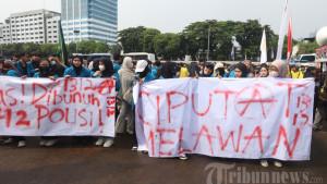 Ratusan-mahasiswa-menggelar-aksi-unjuk-rasa-di-depan-Gedung-DPRMPR-RI.jpg