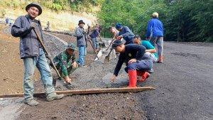 Relawan-Breaker-Desa-Tiga-Bangli-Ikut-Gotong-Royong-di-Lokasi.jpg