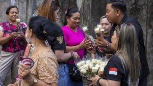 Relawan-Semut-Bagikan-Cokelat-dan-Bunga.jpg
