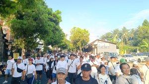 Ribuan-Orang-Rela-Panas-Panasan-Nantikan.jpg