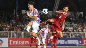 Rizky-Ridho-Ramadhani-kanan-dari-Timnas-Indonesia-dan-Justin-Baas-kiri-dari-Filipina.jpg
