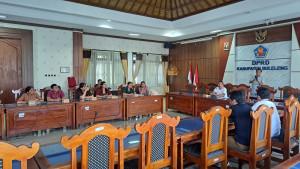 SAMPAIKAN-ASPIRASI-tenaga-honorer-saat-menyampaikan-aspirasi-di-DPRD-Buleleng.jpg