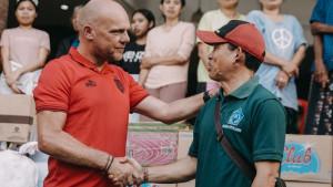 SERAHKAN-BANTUAN-Manajemen-Bali-United-bersama-pelatih-Johnny-Jansen-menyalurkan-bantuan.jpg