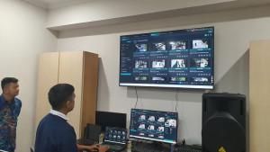 Salah-satu-operator-rekanan-Diskominfo-Badung-saat-menunjukkan-CCTV-56.jpg