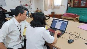 Salah-satu-pegawai-kontrak-di-Pemkot-Denpasar-melakukan-pendaftaran-PPPK-secara-online.jpg