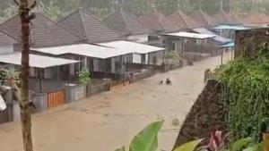 Salah-satu-perumahan-terendam-banjir-di-kawasan-Kelurahan-Baler-Bale-Agung-233.jpg