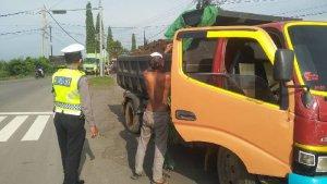 Sat-Lantas-Polres-Klungkung-saat-mengumpulkan-para-sopir-truck-pengangkut-material.jpg