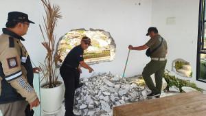 Satpol-PP-Badung-bersama-sejumlah-pekerja-membongkar-sejumlah-bangunan-Ilegal-99.jpg