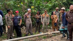 Satpol-PP-Badung-saat-melakukan-pembongkaran-tower-tak-berizin-789.jpg