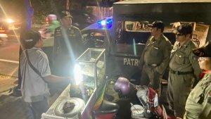 Satpol-PP-Badung-saat-melakukan-penertiban-pedagang-di-Kuta-pada-Senin-6-Maret-2023-malam.jpg