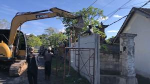 Satu-unit-ekskavator-diturunkan-untuk-membongkar-seluruh-pagar-tembok-beton-GWK89.jpg