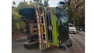 Sebuah-truk-dengan-nomor-polisi-S-9722-UE-mengangkut-semen-terguling-89.jpg