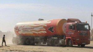 Sebuah-truk-yang-mengangkut-bahan-bakar-memasuki-Gaza-saat-hari-pertama-gencatan-senjata.jpg