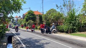 Sejumlah-pekerja-saat-mengerjakan-proyek-pemasangan-pipa-distribusi-air-bersih.jpg