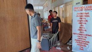 Sejumlah-staf-saat-melakukan-pemindahan-meublair-dari-ruang-hukum-dan-protokol-Setda.jpg