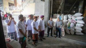 Sekda-Badung-I-Wayan-Adi-Arnawa-saat-melakukan-peninjauan-terkait-pengolahan-RMU.jpg