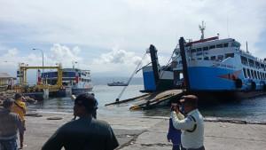 Sempat-Kandas-di-Bali-KMP-Agung-Samudera-XVIII-Ditarik-Tugboat.jpg