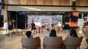 Seniman-kontemporer-Bali-ternama-Ni-Way-dengan-bangga-pameran-tunggal.jpg